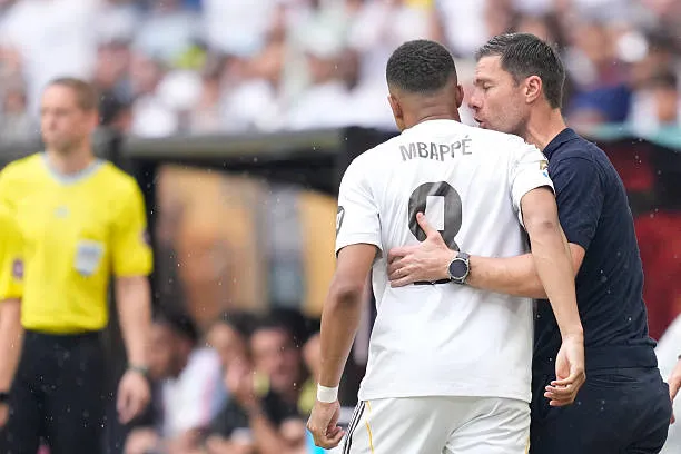 تشابي ألونسو مدرب ريال مدريد مع كيليان مبابي