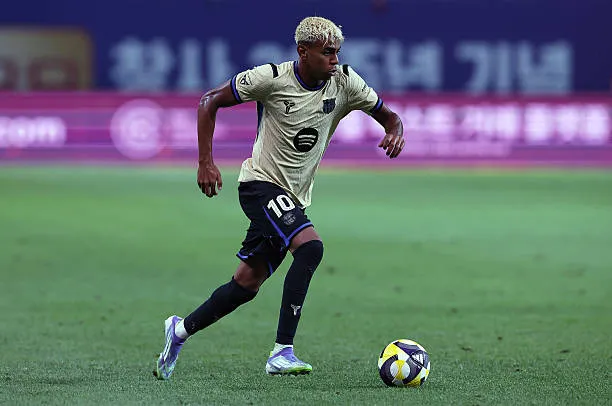 لامين يامال لاعب نادي برشلونة