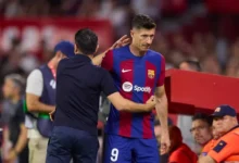 روبرت ليفاندوفسكي لاعب برشلونة مع تشافي