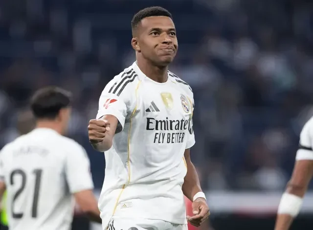 نجم ليفربول يصدم الجماهير بتصريح غير متوقع عن كيليان مبابي